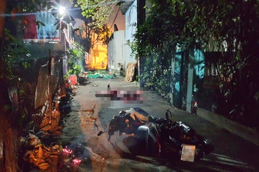 Xe máy chở 3 lao vào tường, 2 người chết tại chỗ