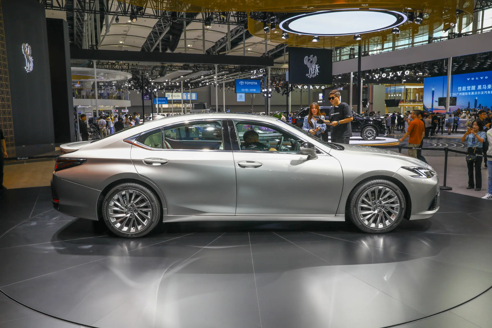 Lexus ES 2025 ra mắt, sedan hạng sang thêm công nghệ để hút khách hàng trẻ? - 4