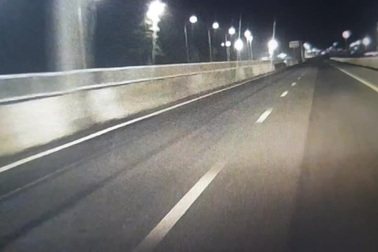 Ô tô chạy ngược chiều trên cao tốc còn bật đèn pha gây lóa mắt