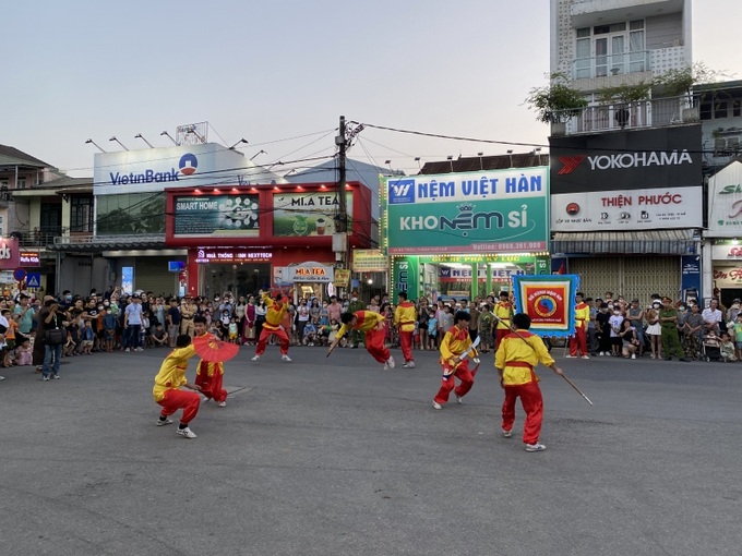 Thi đấu đối kháng giữa các võ sĩ của Võ Kinh Vạn An.