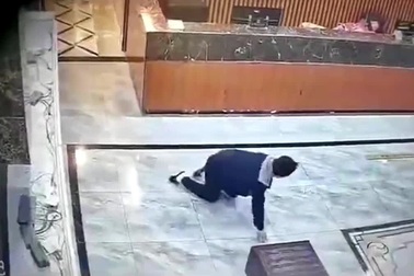 Thanh niên bò dưới sàn nhà để… tránh phải trả tiền