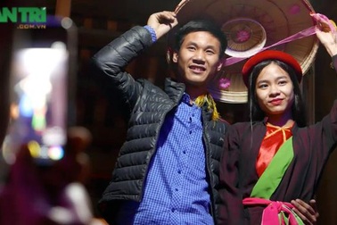 "Biển người" kéo về hội Lim xem liền anh, liền chị hát quan họ