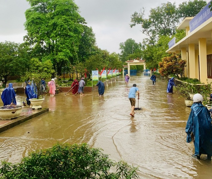 Các nhà trường tại khu vực huyện Phú Lộc huy động lưc lượng dọn dẹp vệ sinh ngay sau khi nước lũ rút để sẵn sàng đón học sinh trở lại học khi đảm bảo an toàn 