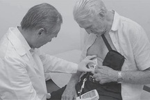 Bác sĩ gốc Việt chữa thành công bệnh parkinson cho 1 bác sĩ Mỹ