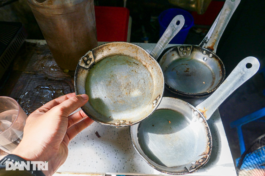 Bà chủ Hà Nội bán bánh mì bằng chảo Liên Xô thời bao cấp, hơn 40 năm tuổi - 3 Bà chủ Hà Nội bán bánh mì bằng chảo Liên Xô thời bao cấp, hơn 40 năm tuổi - 3