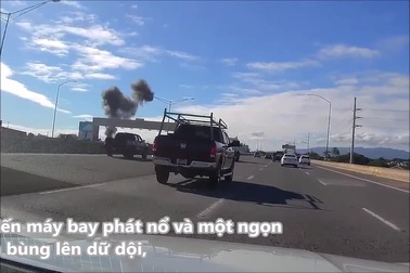 Khoảnh khắc máy bay mất kiểm soát, đâm vào tòa nhà rồi phát nổ