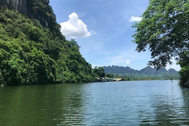 Ngược dòng con sông "đánh lừa" mắt người nhìn