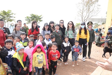 Hoa hậu doanh nhân Xuân Hương chung tay “chia sẻ yêu thương” đến trẻ em vùng cao