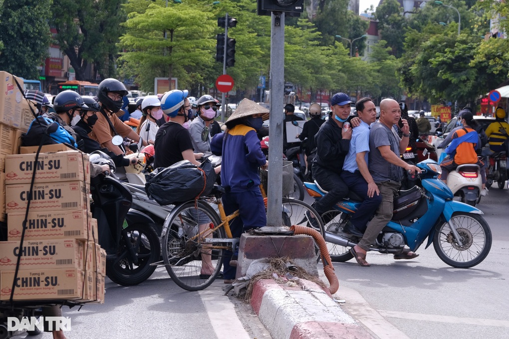 Vác xe, chạy ngược chiều vượt điểm nóng giao thông vừa phân luồng - 5