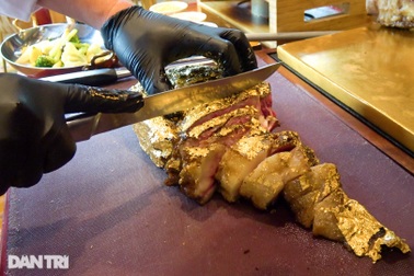 Món thịt bò "bọc" vàng, ăn một miếng mất tiền triệu ở Hà Nội