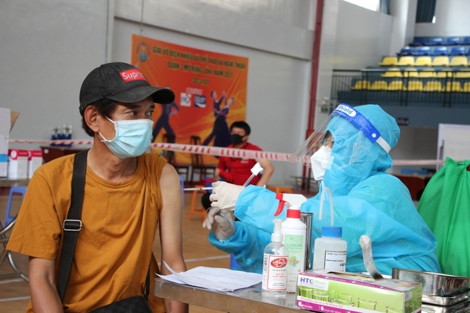 Tính đến thời điểm này, TPHCM có 14/21 quận huyện và TP Thủ Đức tiêm được 100% cho người dân trên 18 tuổi, những quận huyện còn lại mới đạt được 94%, 95%, 97%...