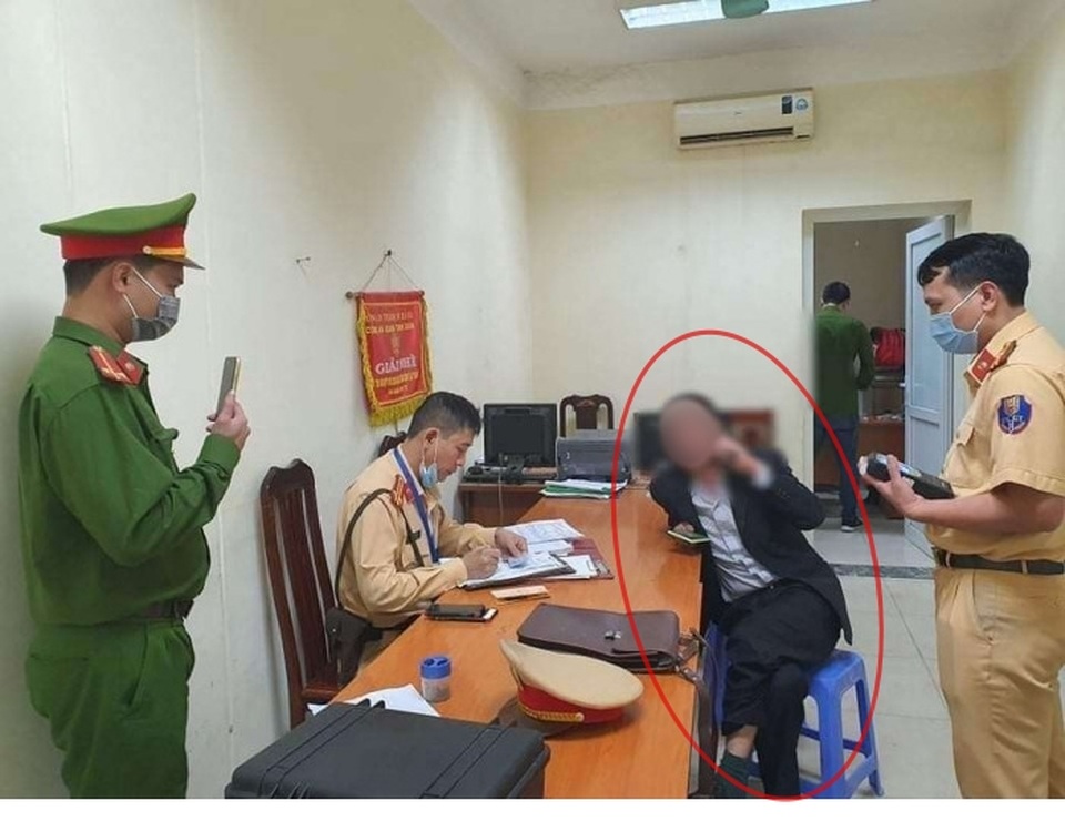 Tài xế ma men và những màn ghì cổ, tát, tấn công CSGT - 1 Tài xế ma men và những màn ghì cổ, tát, tấn công CSGT - 1