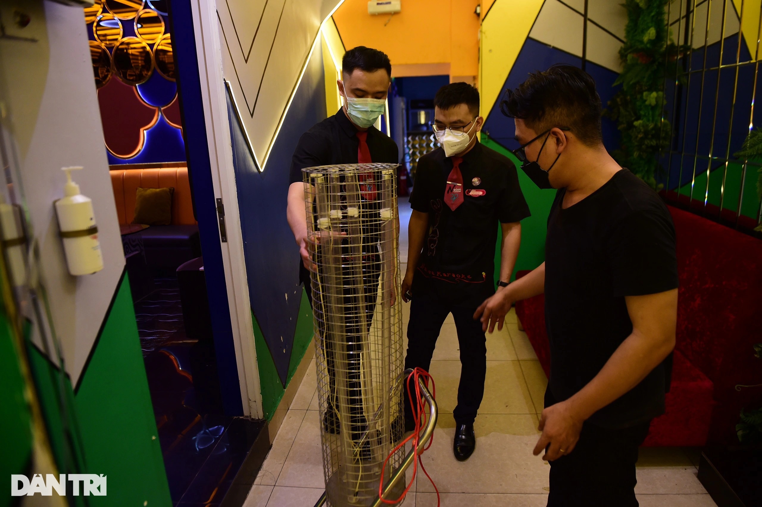 Quán karaoke tự làm phòng cách ly, dùng đèn tia cực tím khử khuẩn phòng hát - 9 Quán karaoke tự làm phòng cách ly, dùng đèn tia cực tím khử khuẩn phòng hát - 9
