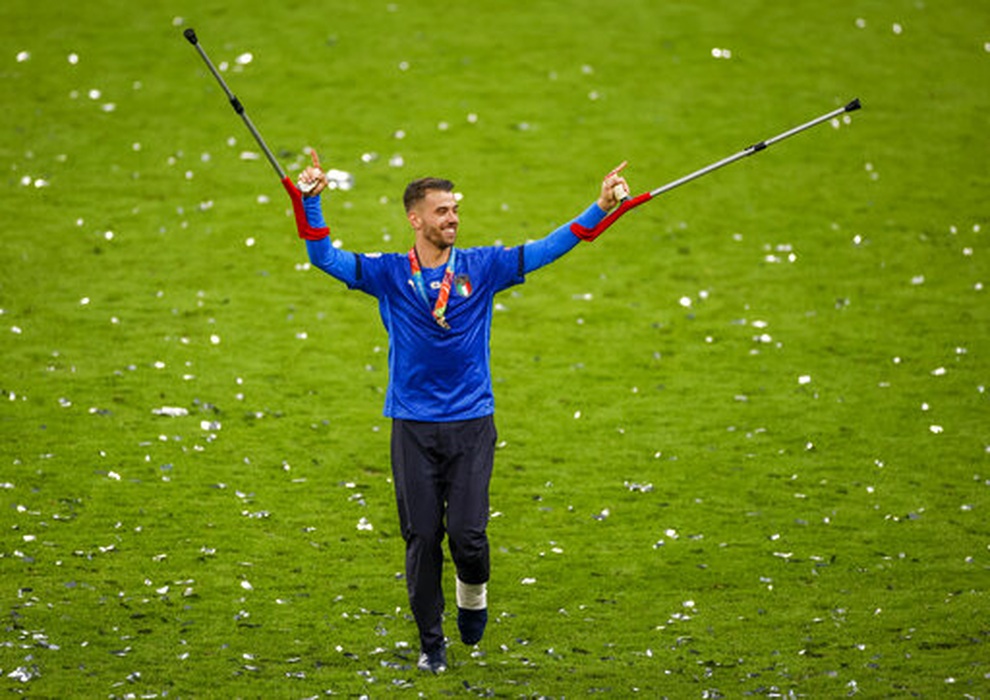 Đội tuyển Italia vỡ òa hạnh phúc khi giương cao chức vô địch Euro 2020 - 12 Đội tuyển Italia vỡ òa hạnh phúc khi giương cao chức vô địch Euro 2020 - 12
