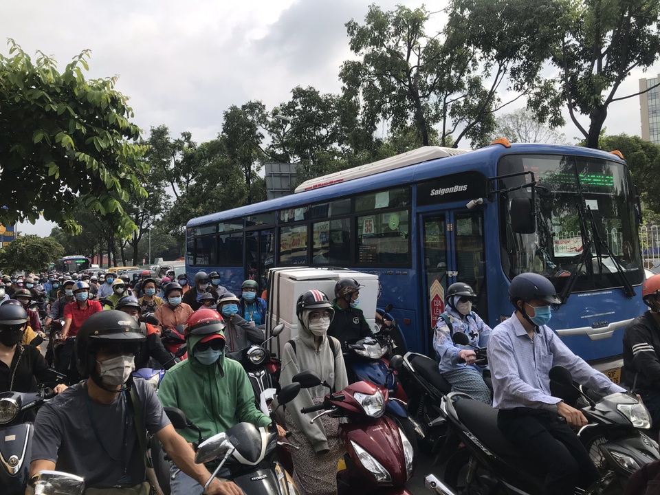 Hàng nghìn người kẹt xe nghiêm trọng giữa nơi cách ly xã hội Gò Vấp - 1 Hàng nghìn người kẹt xe nghiêm trọng giữa nơi cách ly xã hội Gò Vấp - 1