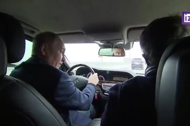 Tổng thống Putin lái xe băng qua cầu Crimea