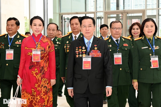 Tôn vinh những ông Bụt, bà Tiên giữa đời thường - 4 Tôn vinh những ông Bụt, bà Tiên giữa đời thường - 4