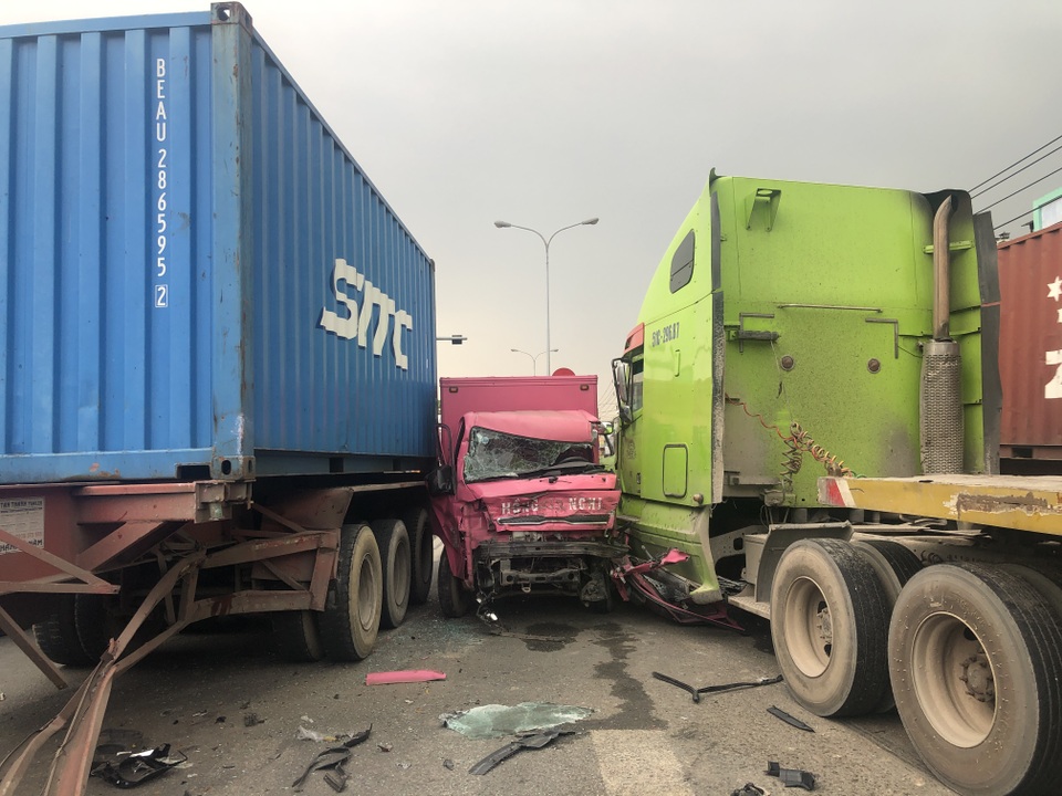 Xe tải bị 2 xe container vò nát trên quốc lộ - 1 Xe tải bị 2 xe container vò nát trên quốc lộ - 1
