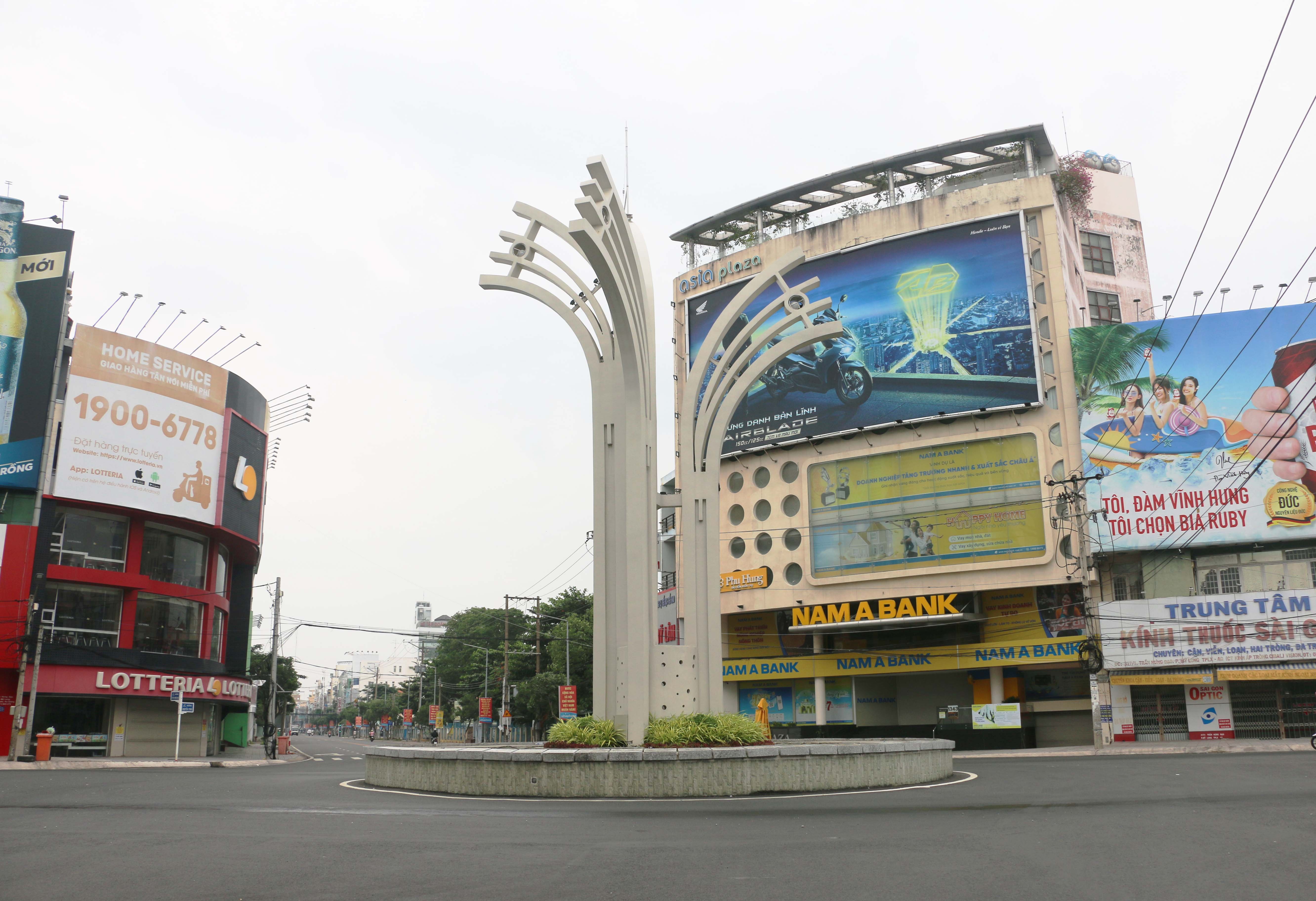 Vì sao miếu Bà Chúa Xứ Núi Sam mở cửa khi dịch Covid-19 ở đây còn phức tạp? - 1