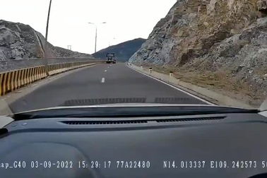 Xe ben chạy ngược chiều trên đường ven biển ở Bình Định