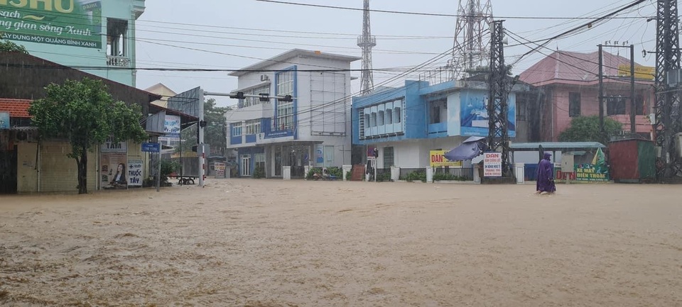Cận cảnh nước lũ dâng cao ngang ngực ở nhiều tỉnh miền Trung - 28 Cận cảnh nước lũ dâng cao ngang ngực ở nhiều tỉnh miền Trung - 28