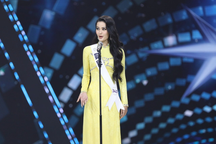 Thí sinh Hoa hậu nói tiếng Anh dở, vì sao chuyên gia nhan sắc bênh vực?