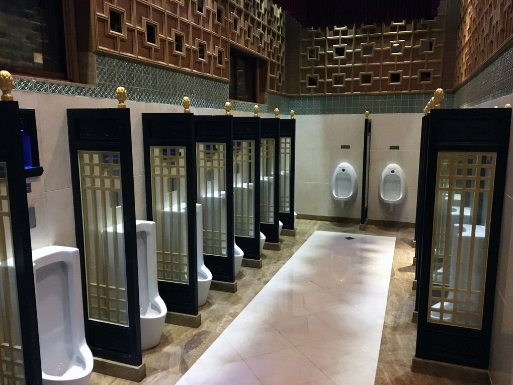Trung Quốc chi tiền khủng cho nhà vệ sinh công cộng có đáng đồng tiền? - 2