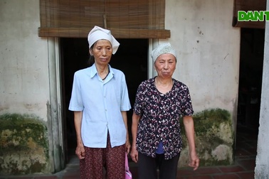 Xót xa cảnh người chị ở vậy chăm em gái mù lòa!