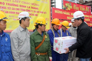 Bộ trưởng Thăng đón Tết tại công trường 
