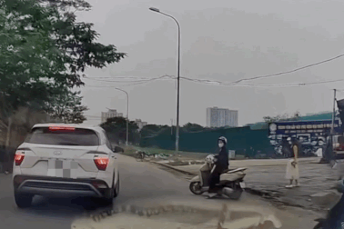 Ô tô hất xe máy ngã dúi dụi trong tình huống "kẻ tám lạng, người nửa cân"