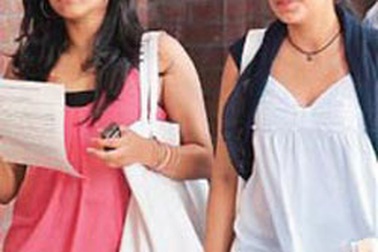 Sinh viên đua nhau diện quần soóc đến trường