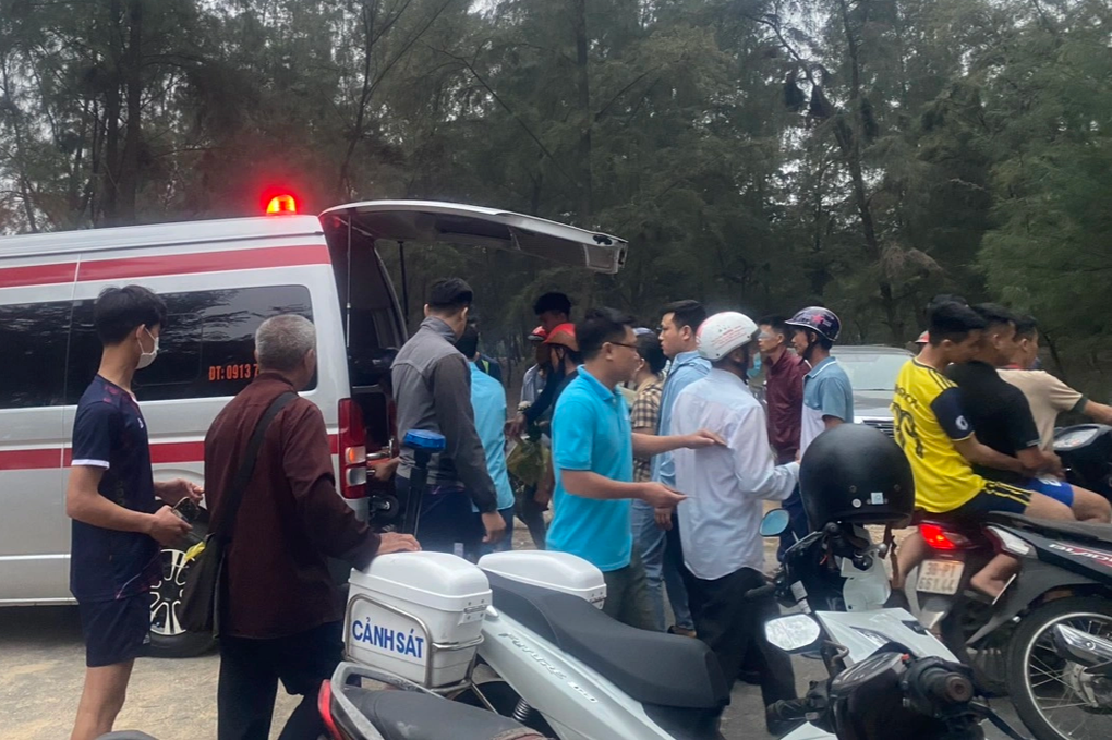 Rủ nhau đi tắm biển, 3 học sinh ở Hà Tĩnh bị đuối nước mất tích - 1 Rủ nhau đi tắm biển, 3 học sinh ở Hà Tĩnh bị đuối nước mất tích - 1