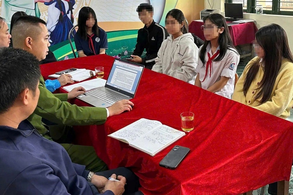 เด็กหญิงชั้นมัธยมศึกษาปีที่ 3 สองกลุ่มสร้างกลุ่มแชทในเฟซบุ๊กเพื่อวางแผนทะเลาะวิวาท - 1 Hai nhóm nữ sinh lớp 9 lập nhóm chat trên Facebook để hẹn đánh nhau - 1