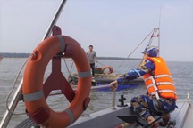 Chìm tàu cá, hai ngư dân chới với kêu cứu giữa biển khơi