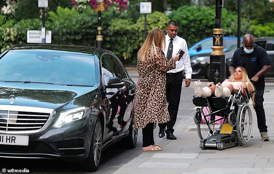 Katie Price bị gãy xương mắt cá chân - 4 Katie Price bị gãy xương mắt cá chân - 4