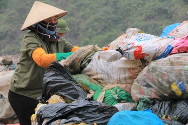 Chuyện những người quanh năm "kiếm cơm" ở… bãi rác