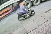 Nổi bật tuần qua: Người phụ nữ thoát chết đầy may mắn dưới bánh xe tải