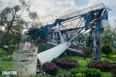 Quy Nhơn tan hoang sau bão Kalmaegi