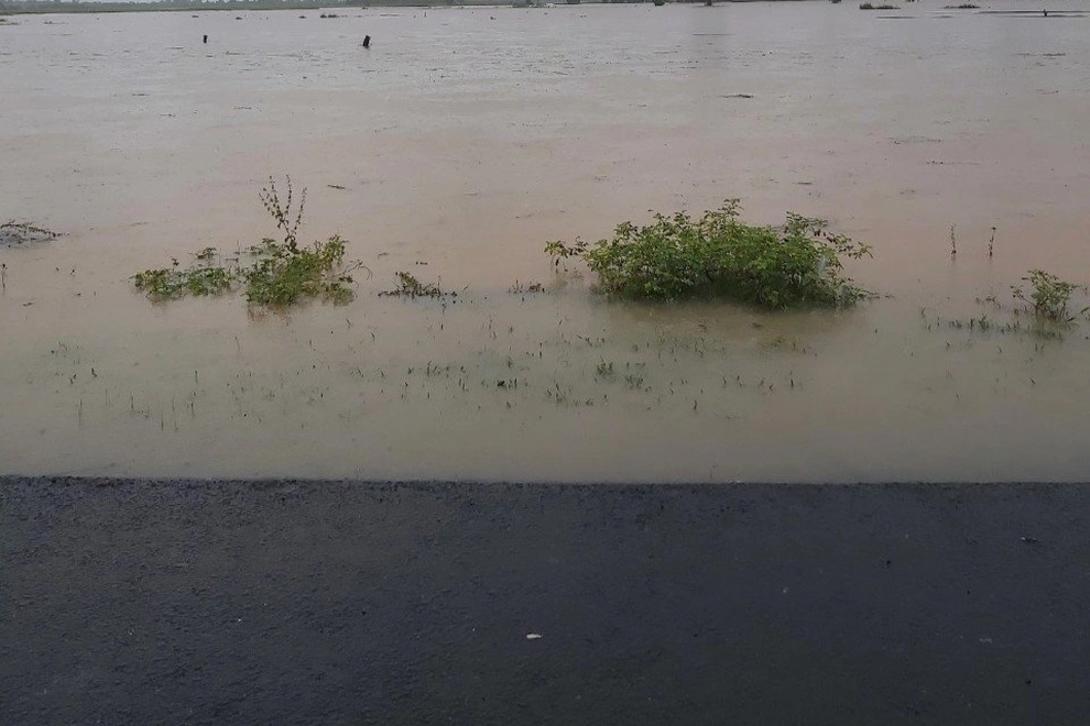 Mưa lốc, nước ngập băng đường, người dân chật vật chống đỡ - 18