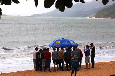 Ra biển dạo chơi, 2 nữ sinh bị sóng biển nhấn chìm