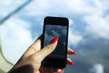 Phi công thản nhiên nhắn tin điện thoại khi máy bay đang cất cánh