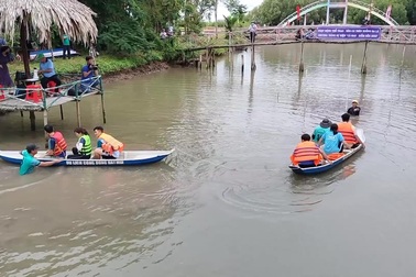 Hấp dẫn kéo co trên xuồng ba lá