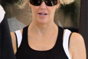 Heather Locklear “lộ diện” sau khi bị bắt