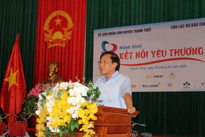 Ông Nguyễn Văn Đức, Phó Chủ tịch UBND huyện Thanh Thủy gửi lời cảm ơn tới CLB báo chí Phú Thọ tại Hà Nội.