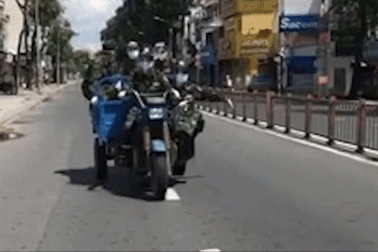 Hình ảnh "5 anh em trên một chiếc xe tăng" đi giao thực phẩm ở TP HCM