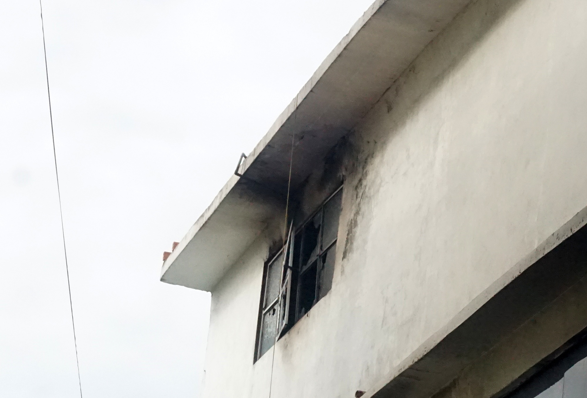 Hiện trường ám ảnh vụ cháy phòng trà khiến 6 người thiệt mạng - 5 Hiện trường ám ảnh vụ cháy phòng trà khiến 6 người thiệt mạng - 5