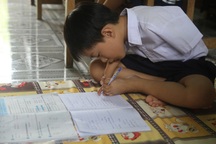 Cảm phục cậu bé 8 tuổi viết chữ bằng chân