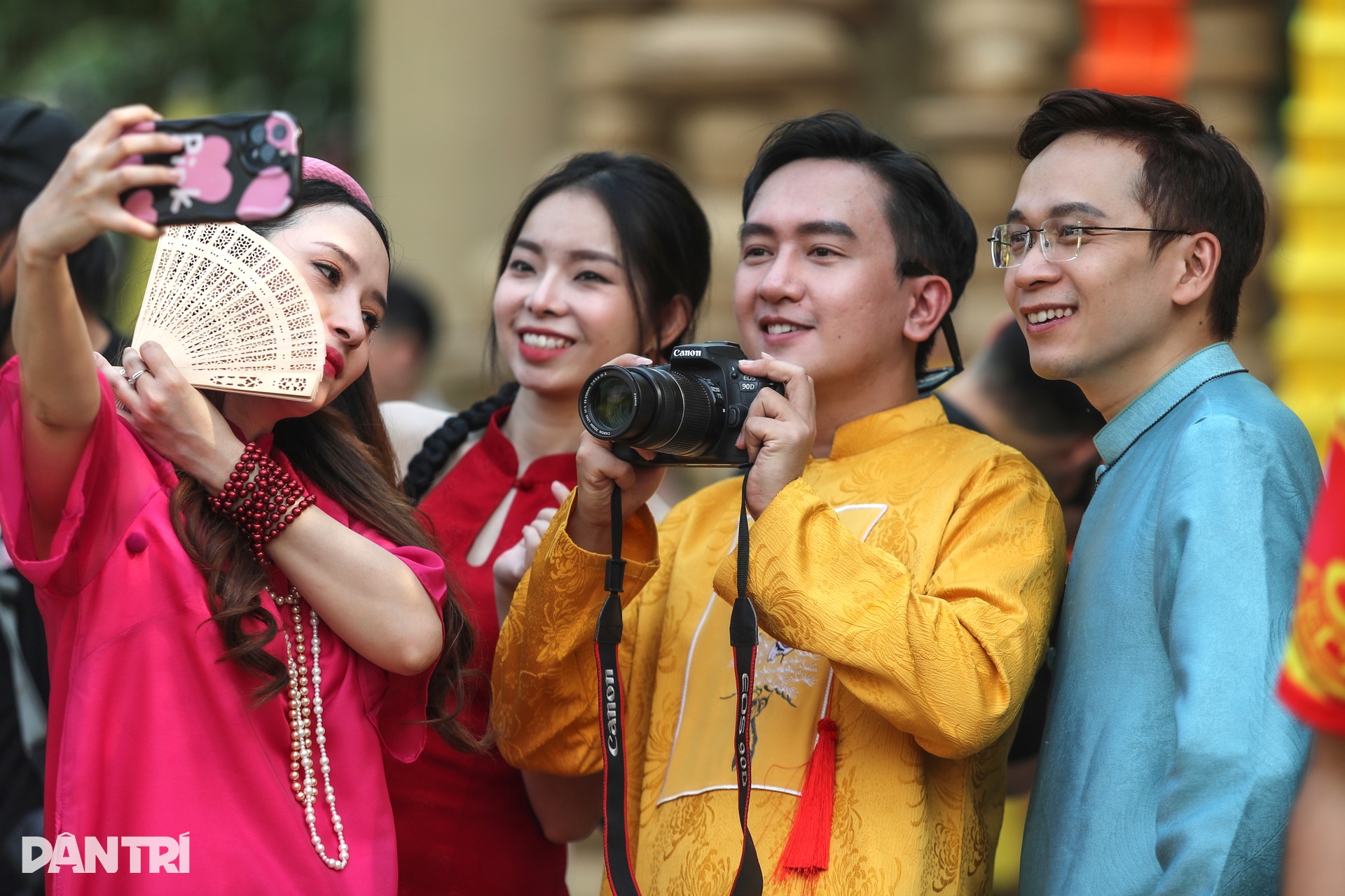 Thiếu nữ xúng xính áo dài trên phố ông đồ ở TPHCM - 10 Thiếu nữ xúng xính áo dài trên phố ông đồ ở TPHCM - 10