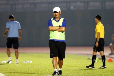 Phản ứng trọng tài, HLV Trần Minh Chiến bị cấm chỉ đạo 2 trận