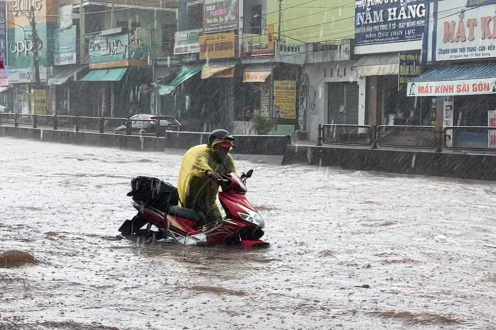 Nước tràn vào nhà dân sau cơn mưa lớn ở Bình Định - 1 Nước tràn vào nhà dân sau cơn mưa lớn ở Bình Định - 1